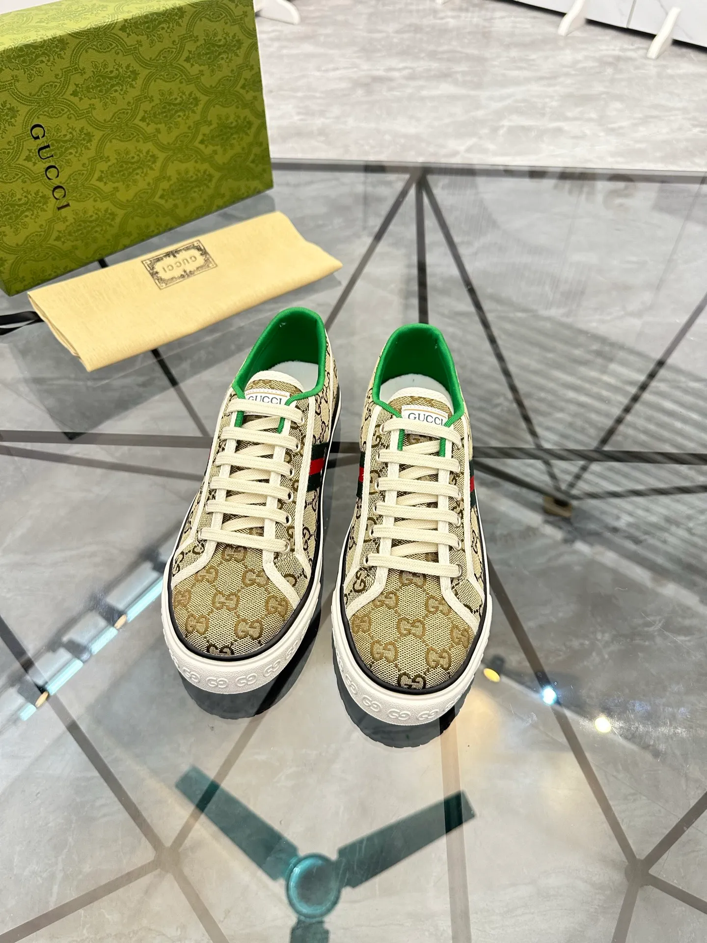Men's shoes: 💰P360¥ Product trademark: Gucci* "Gucci*" low-cut casual shoes Regular size: 38-44 (can be customized to 45.46.) Product materials: Original material from the upper counter, breathable lining, original outsole. Number: 661